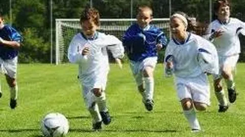 首钢男篮连胜势头强劲，青岛队遭遇四连败